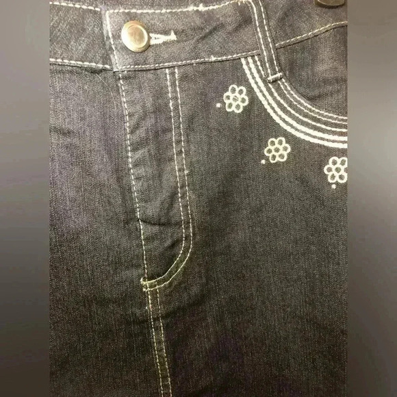 Women’s jean skirt with flower accents size 6P - Picture 11 of 13